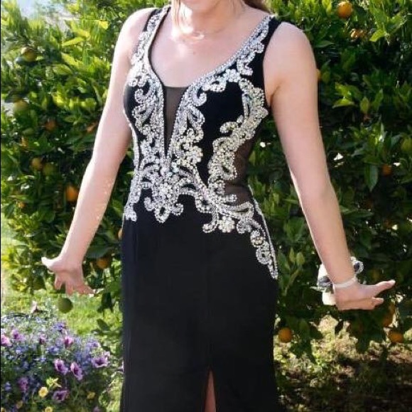 DRESSES - Picture 5 of 7